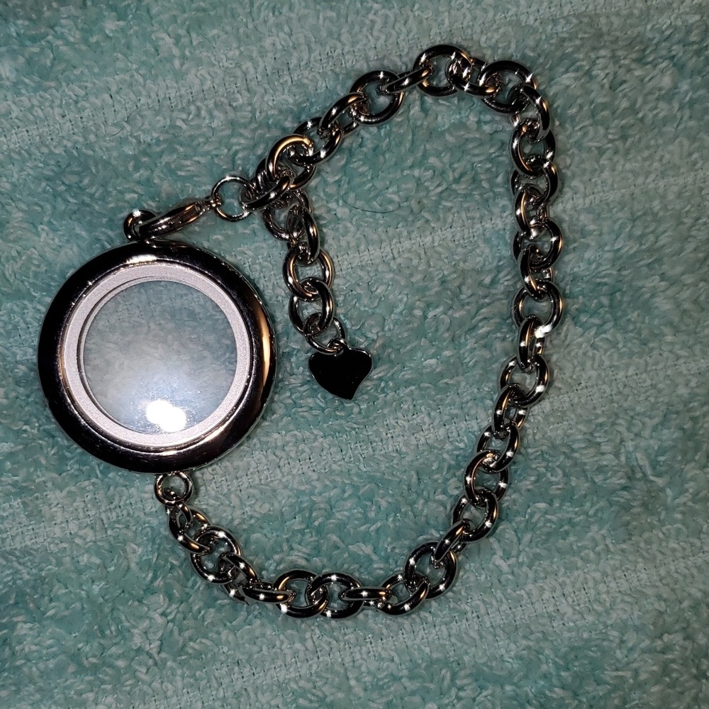 Floating locket bracelet